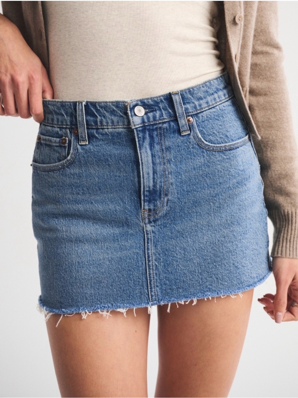 Abercrombie & Fitch mid rise denim mini skirt Light Wash Raw Hem Size 28 NEW